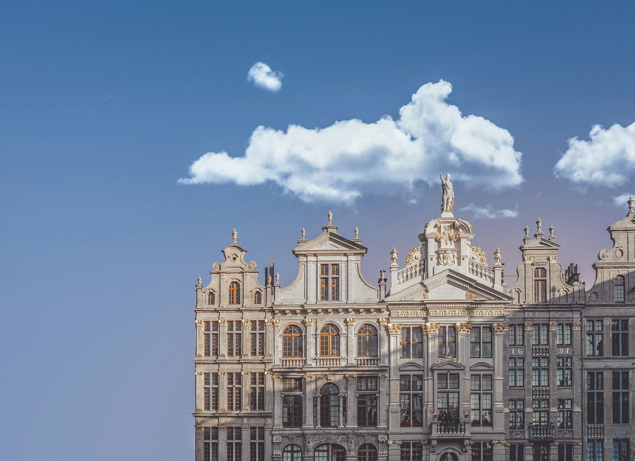Le clocher gothique de l'hôtel de ville de Bruxelles parmi des immeubles modernes