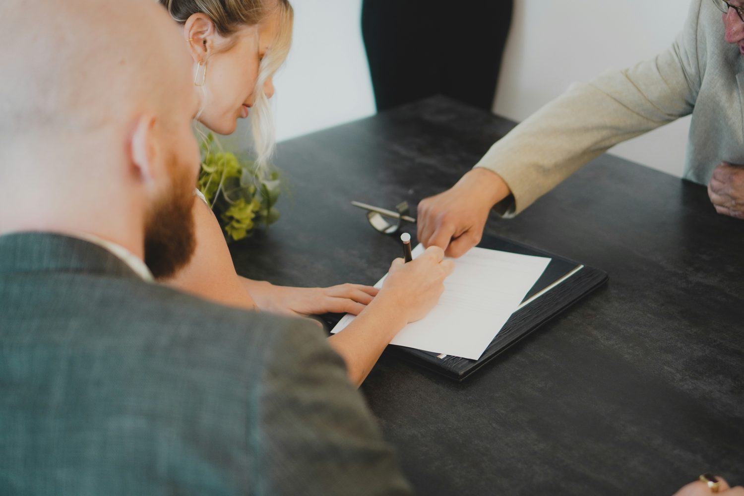 Propriétaire remettant les clés d'un bien à vendre